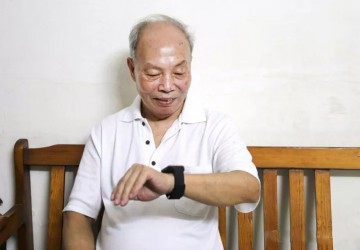 <b>政府智慧養老新政暖民心 長者力贊＂全家康平安通＂</b>
