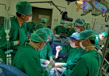 全國(guó)首例！中山一院20位專家“接力”手術(shù)，切除男子罕見腫瘤