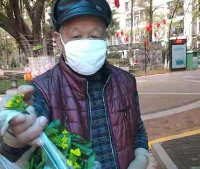線上線下聯動為老人送菜上門，防控疫情全家康在行動